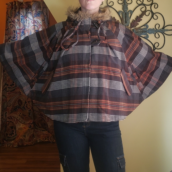 Willow & Clay Hooded Cape - Picture 3 of 11